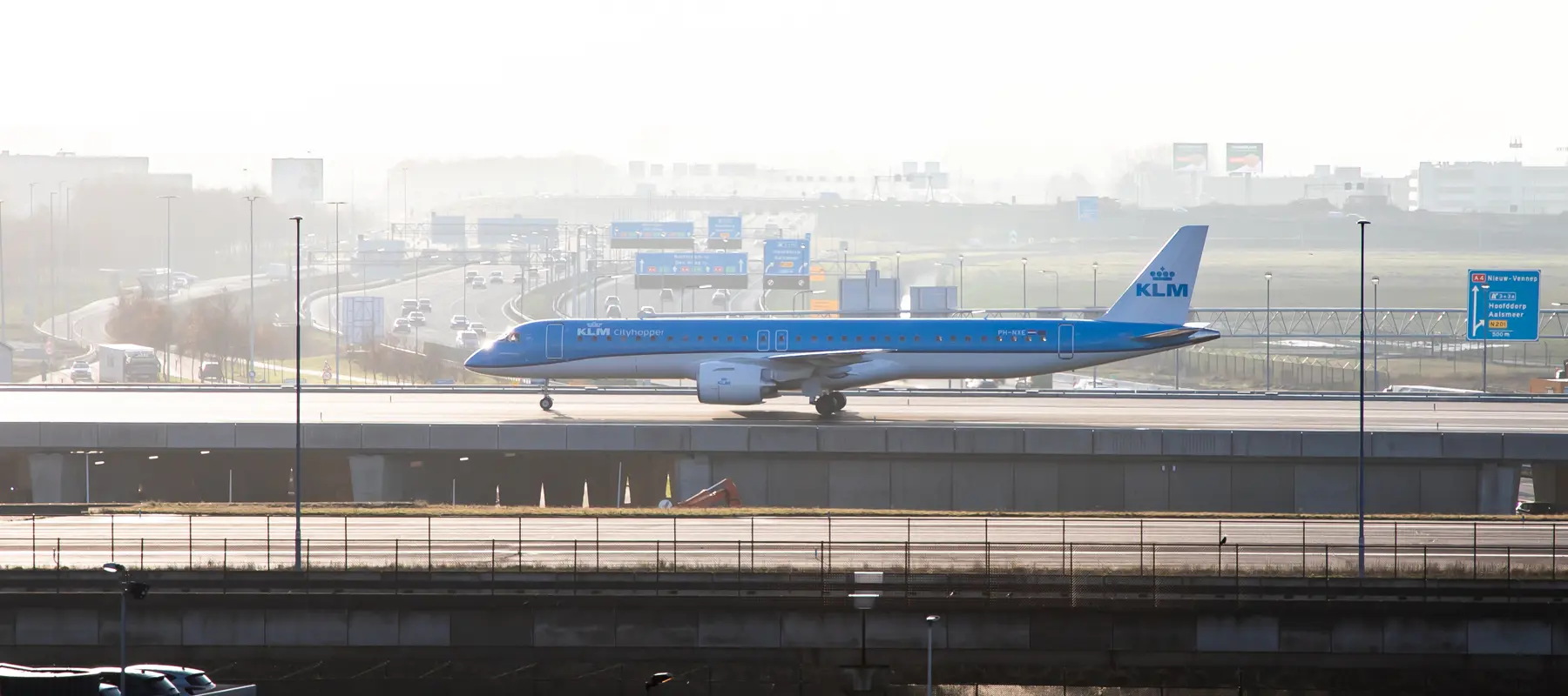 Nieuw avioduct over A4 voor taxiënde vliegtuigen op Schiphol in gebruik