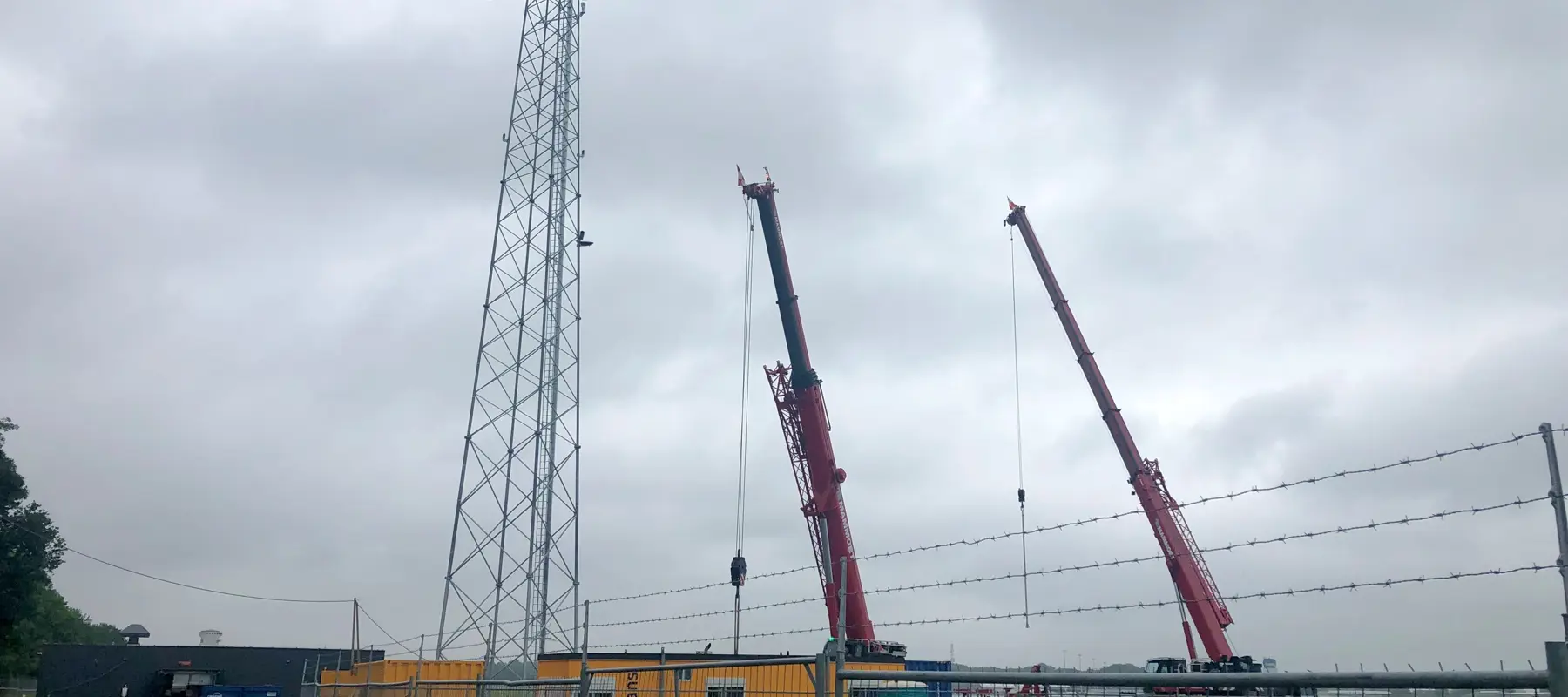 Cameramast Groningen Airport Eelde op zijn plek gehesen 